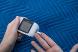 Fototapeta Pomosty - Pacjent z cukrzyca przeprowadza badanie poziomu glukozy w organiźmie 