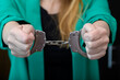 Kobieta blondynka w kajdankach policyjnych, przestępca 