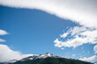 Fondo de Pantalla para celulares. Montaña Patagónica y cielo azul con formaciones bellas de nubes