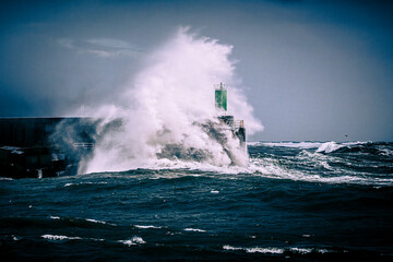 Canvas Print - waves crashing on the rocks