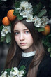 Giovane ragazza con acconciatura di fiori e frutti concetto primavera
