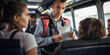 Fahrscheinkontrolleur kontrolliert Fahrgäste im öffentlichen Verkehr