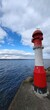 Kleiner Leuchtturm in Hafeneinfahrt an der Ostsee