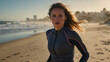 Junge Frau joggt an einem sonnigen Strand - Aktive Lebensweise und Freizeitsport in der Natur