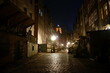Przepiękna ulica Mariacka w Gdańsku fotografowana nocą.