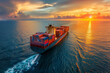 Bateau porte-conteneur naviguant sur la mer durant un coucher de soleil