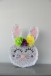 Piñata de conejo de pascua, hecha con carton y papel de colores. 
