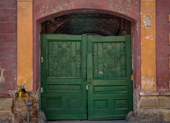 Canvas Print - House gate on Mitropoliei Street in Old Town of Sibiu city, Romania