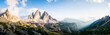 Tre Cime di Lavaredo, Drei Zinnen Berg Sonnenuntergang Landschaft in Italien Dolomiten. Wandern in den Alpen durch den Wald in Tirol Südtirol. Panorama Wildnis mit Sonnenstrahlen. 