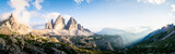 Fototapeta Natura - Tre Cime di Lavaredo, Drei Zinnen Berg Sonnenuntergang Landschaft in Italien Dolomiten. Wandern in den Alpen durch den Wald in Tirol Südtirol. Panorama Wildnis mit Sonnenstrahlen. 