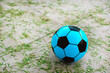 Imagen del suelo de cemento con una pelota de Soccer color azul 