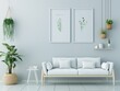 Sala de estar minimalista com cores claras. Apresenta um sofá branco com almofadas, plantas em pendente e em vaso, além de um quadro grande na parede, criando um ambiente sereno e contemporâneo.