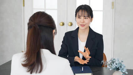 Fototapete - オフィスで会話する二人の女性