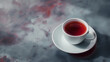 Zbliżenie filiżankę wyśmienitej herbaty na jednolitym tle