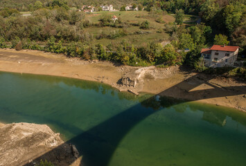 Canvas Print - Vue de l'ancien pont et ombre du nouveau au passage de la rivière d'Ain, en basses eaux, à Serrières-sur-Ain, Bugey, France