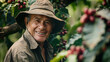 Fierté d'un fermier : un agriculteur rayonnant présente ses grains de café Arabica fraîchement récoltés