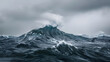 Majestueuse vague océanique : une démonstration fascinante de la puissance et de la beauté de la nature alors qu'une gigantesque vague s'écrase par une journée nuageuse