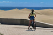 Die Dünen von Maspalomas - Gran Canaria - Radfahrerin steigt ab und macht eine Pause