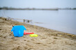Wiaderko z zabawkami porzucone przez dziecko. Chroń swoje dziecko nad wodą