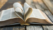 Biblia aberta com as folhas formando um coração