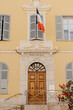 La façade de la mairie provençale