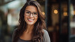 Portrait d'une belle femme aux cheveux bruns portant des lunettes, heureuse et souriante, modèle de beauté, image avec espace pour texte.