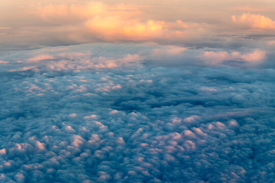 Formations de nuages au soleil couchant vues d'avion au-dessus de la Suède