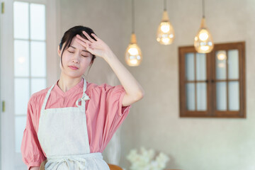 Sticker - 頭を押さえる女性飲食店スタッフ