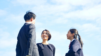 Aufkleber - 青空の下で会話する親子