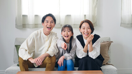 Poster - リビングルームでテレビを見ながら喜ぶ親子