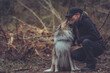 Hund rough Collie Langhaar mit Mensch Frau innig, schmusen outdoor im Herbst Wald