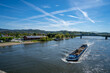 Perspektiven von Deckendorf: Sonniger Tag auf der Fuß- und Fahrradbrücke mit Blick auf die Donau