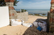 Protection d'une rue d'un village de bord de mer avec sacs de sable type big bag. Le Vieil à Noirmoutier