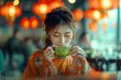 Teetrinken in alter Tradition - junge chinesische Frau trinkt Tee