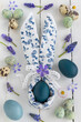 Osterdekoration mit blau gefärbten Eiern und Frühlingsblüten