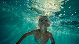 Imagen subacuática de niño aprendiendo a nadar en una piscina