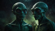 Ein Paar grüner, außerirdischer Aliens stehen auf der Oberfläche des Mondes