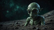 Ein grüner, außerirdischer Alien steht auf der sandigen Oberfläche des Mondes mit Textfreiraum