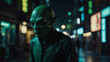 Ein grüner, außerirdischer Alien steht in einer dunklen Straße einer Stadt