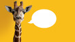 Dialogbereite Giraffe: Eine Giraffe schaut direkt in die Kamera mit einer leeren Sprechblase auf gelbem Hintergrund.