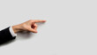Richtungsweisender Finger: Eine weibliche Hand im Geschäftsanzug zeigt mit dem Zeigefinger nach rechts.