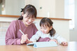 © taka - タブレットで絵を描く女の子とお母さん