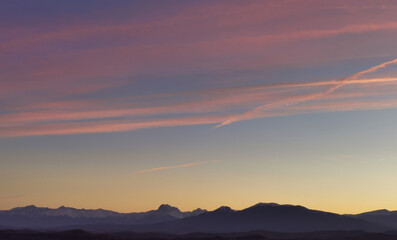 Wall Mural - Tramonto luminoso rosso e azzurro nello spazio immenso del cielo sopra la catena dei monti Appennini