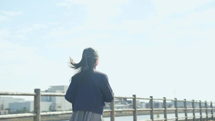 Poster - 青空の下を走る制服を着た女の子