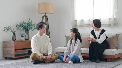 Poster - カーペットの上で談笑する親子