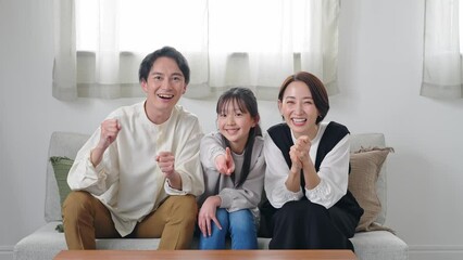 Poster - リビングルームでテレビを見ながら喜ぶ親子