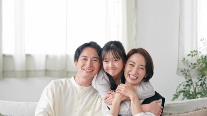Poster - リビングルームでハグする親子