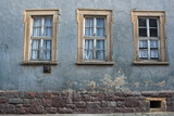 Fototapeta  - Fassade und Fenster eines alten Hauses