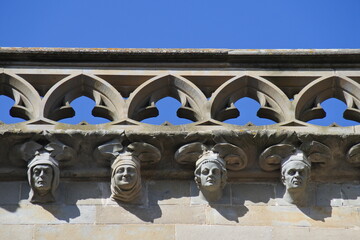 Wall Mural - Köpfe aus Stein an der Basilika St-Nazaire-St-Celse in Carcassonne