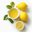 Photographie d’une tasse de jus de citron frais décoré de fruits de citron et de feuilles vertes esthétiques pour les médias publicitaires ou l’illustration d’articles. Isolé sur fond blanc